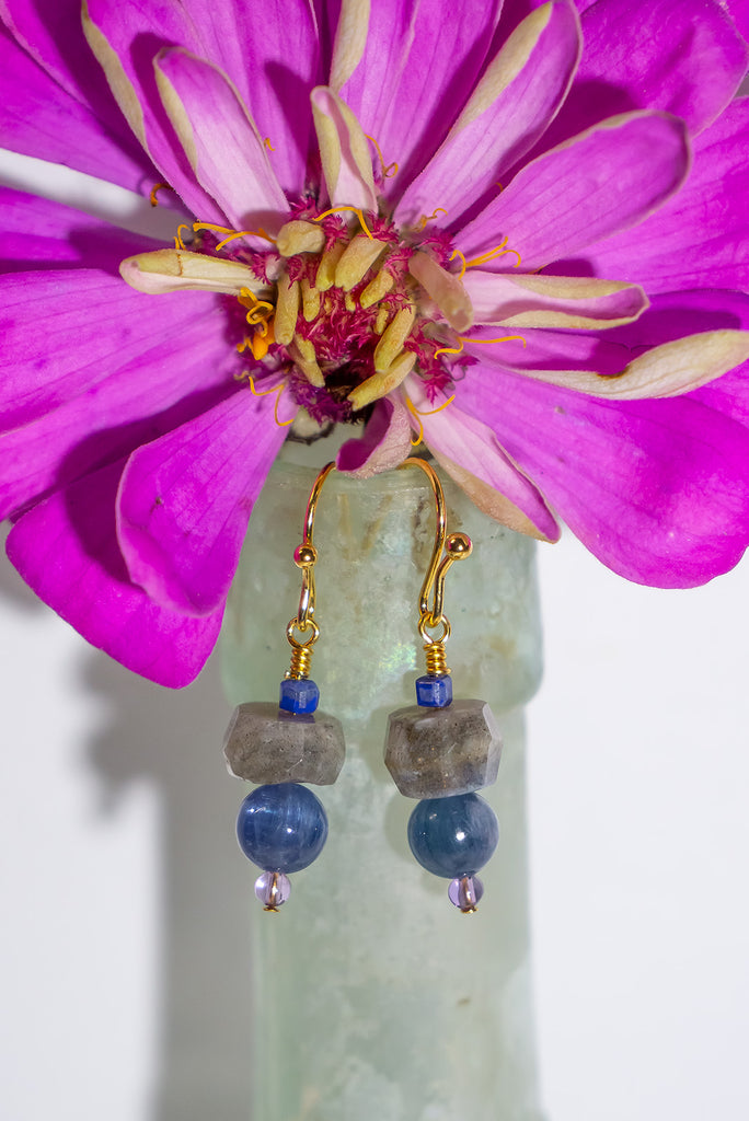 With beautiful shimmer Kyanite and Labradorite our Earrings Kyanite Glisk will add a subtle touch of magic to your look.&nbsp;