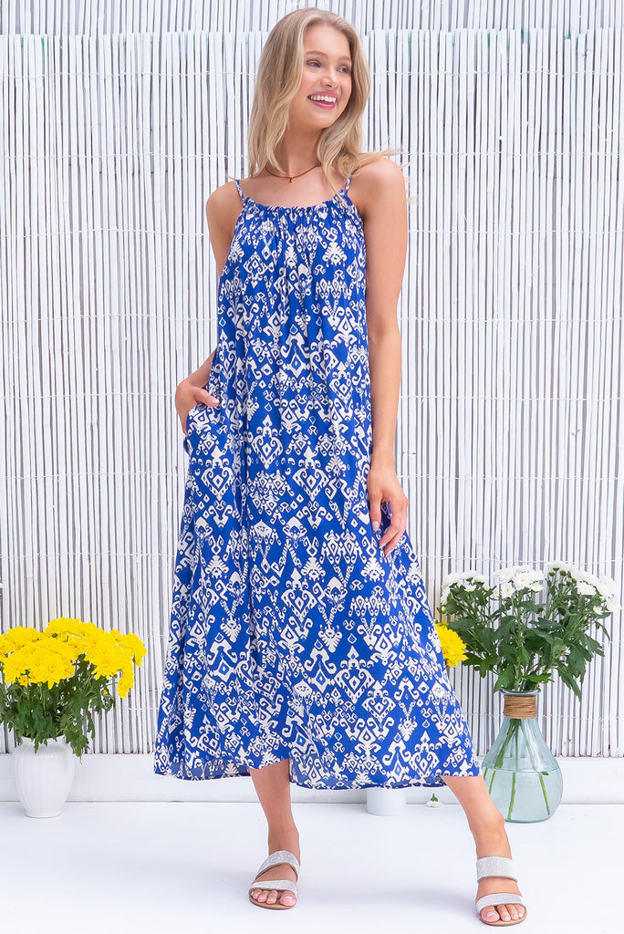 This breezy halter neck dress features a blue and white island print that will make you feel like you’re on a never-ending vacation. Its oversized slip-on style and side pockets make it both comfortable and stylish. 