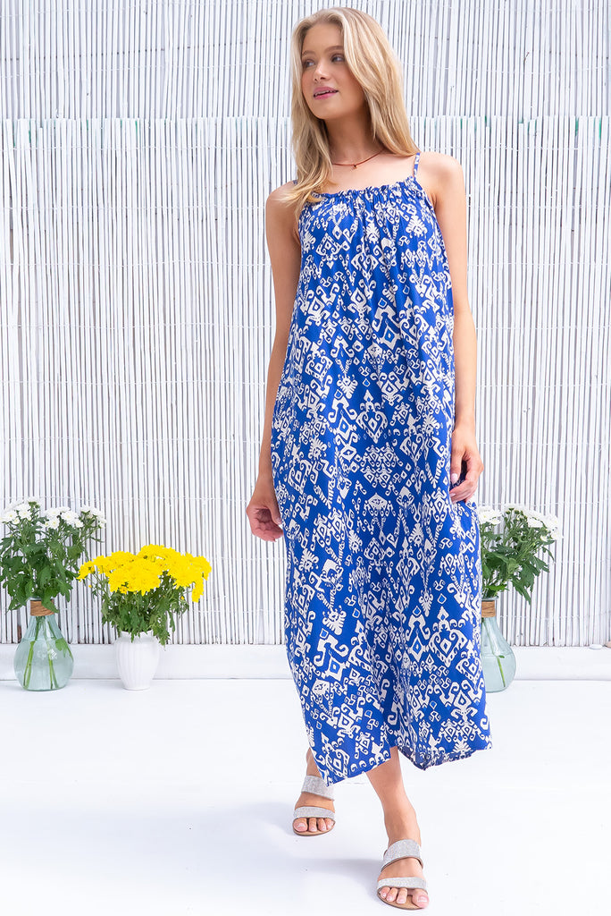This breezy halter neck dress features a blue and white island print that will make you feel like you’re on a never-ending vacation. Its oversized slip-on style and side pockets make it both comfortable and stylish. 
