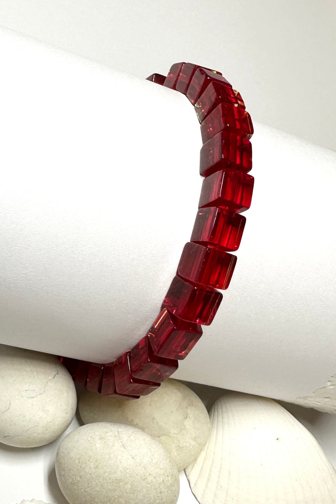 Perfectly easy and so chic this bracelet of clear bright red glass square bead on a stretch band