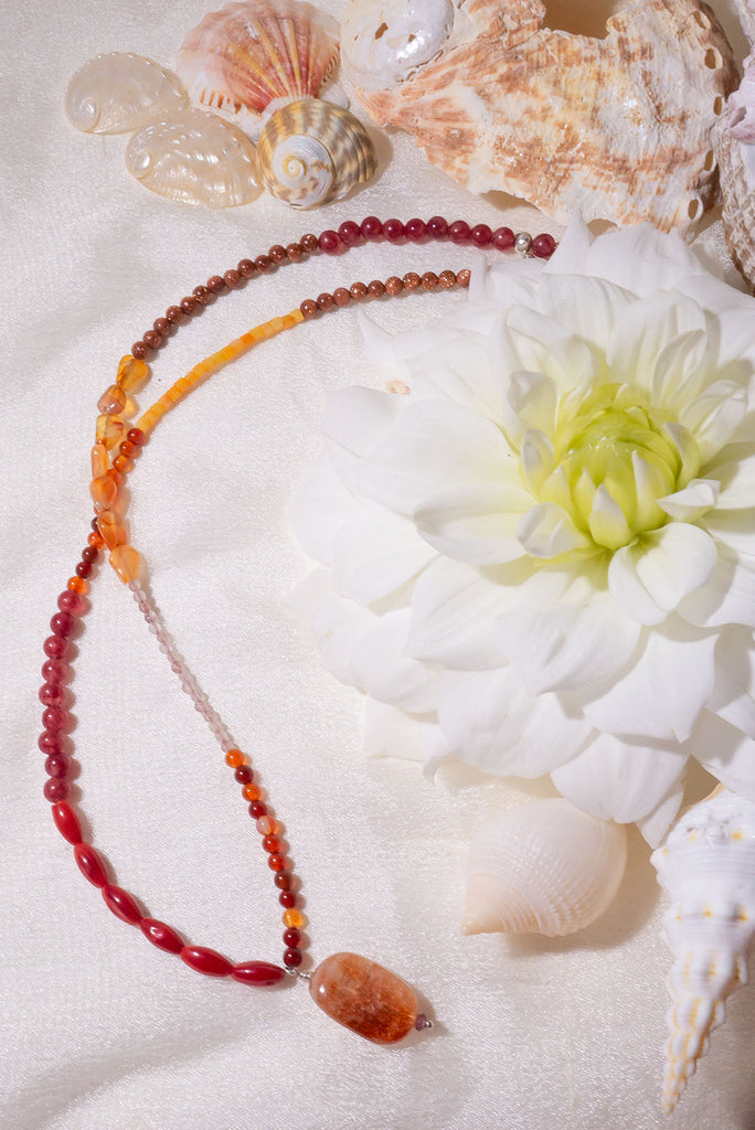 The Necklace Gemstone Spice 3 is a gorgeous handmade gemstone necklace with carnelian, natural sunstone, red coral (colour treated), orange coral (colour treated), created sunstone and raspberry quartz (colour treated).