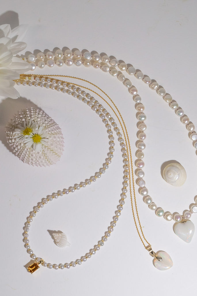 Like the morning sunrise over a calm sea, this pearl necklace has a perfect citrine stone as a centrepiece it is perfectly set between ocean romance and modern chic.&nbsp;
