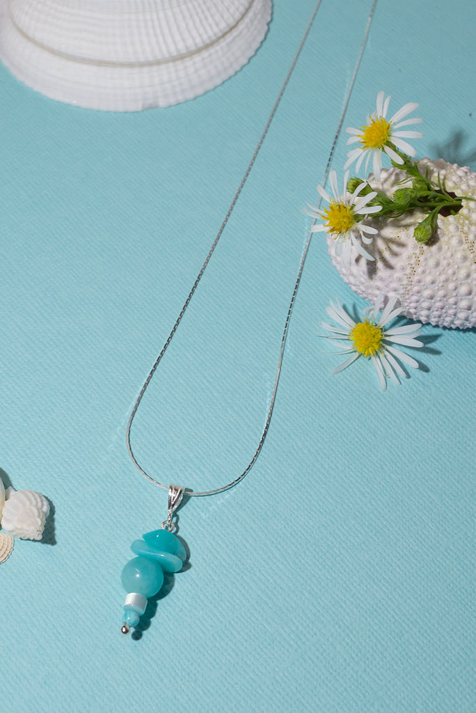 Discover this precious droplet pendant inspired by the Sea.