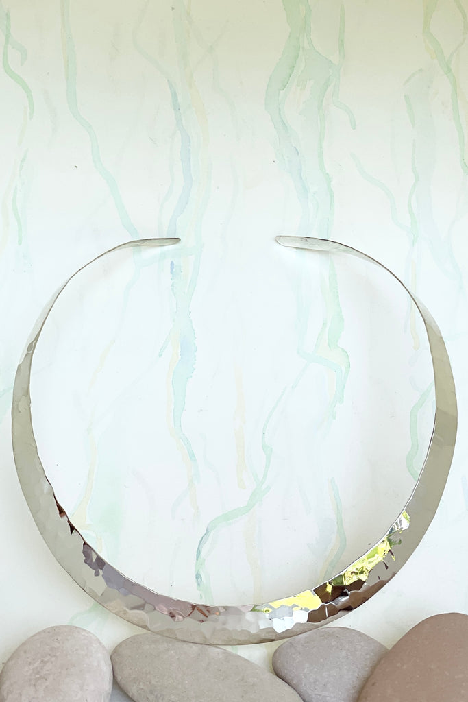 Very cool and chic, this 925 silver V shaped silver choker necklace rocks the modern retro 80,s cool. In a slightly tribal hammered design