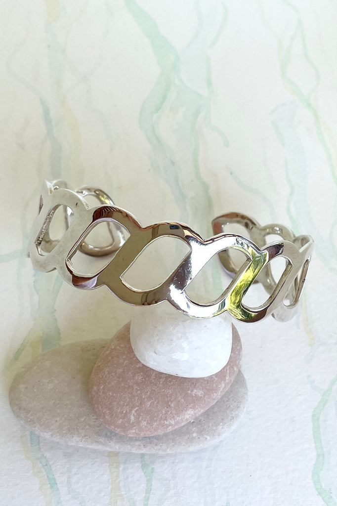 Very cool and chic, this 925 silver cuff bracelet rocks the modern retro cool. In a swoopy wave design it will fit very comfortably around your wrist.