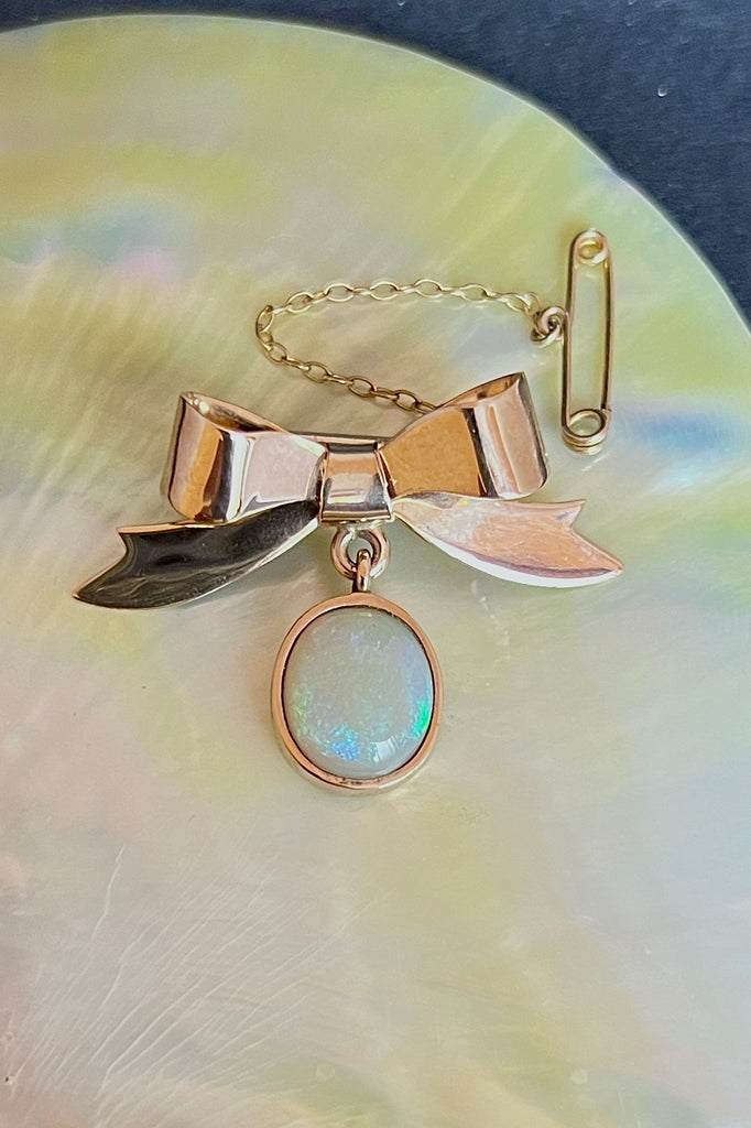 This Vintage Solid Opal and 9ct Gold Bow Brooch is just too sweet! The pretty little gold bow neatly holds the drop of Opal. This interesting pre-loved piece is in very good condition.