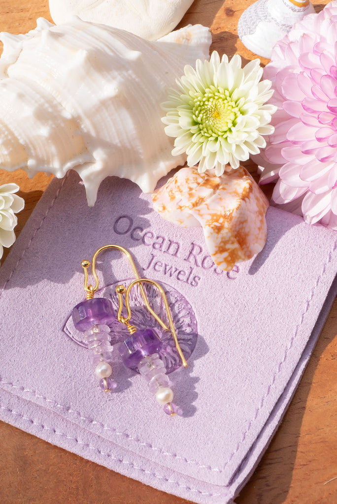 A dainty tower of purple hues. These delicate earrings will add a soft touch of colour to your outfit.