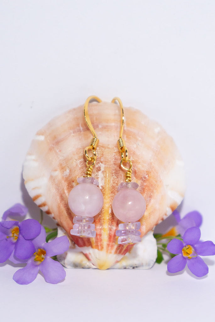 Discover the magical shimmer of kunzite with these delicate lilac earrings.