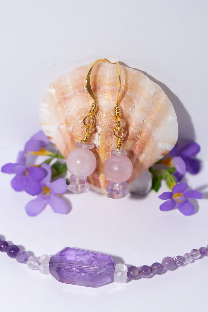 Discover the magical shimmer of kunzite with these delicate lilac earrings.