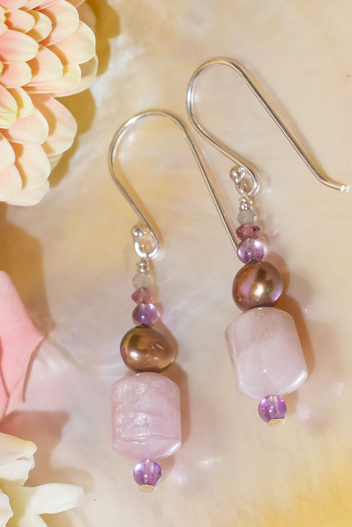 The Earrings Silver Droplet Kunzite & Pearl are a gorgeous pair of handmade earrings, crafted with labradorite, rhodolite garnet, amethyst, cultured pearl (colour treated), and kunzite.
