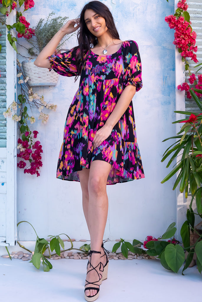 The Emelia Art Class Short Dress is a gorgeous black based mini dress with a bright, multicoloured splash print. The mini dress features 3/4 sleeves with elastic cuffs, tiered skirting and side pockets. Made from a woven blend of crinkle rayon.