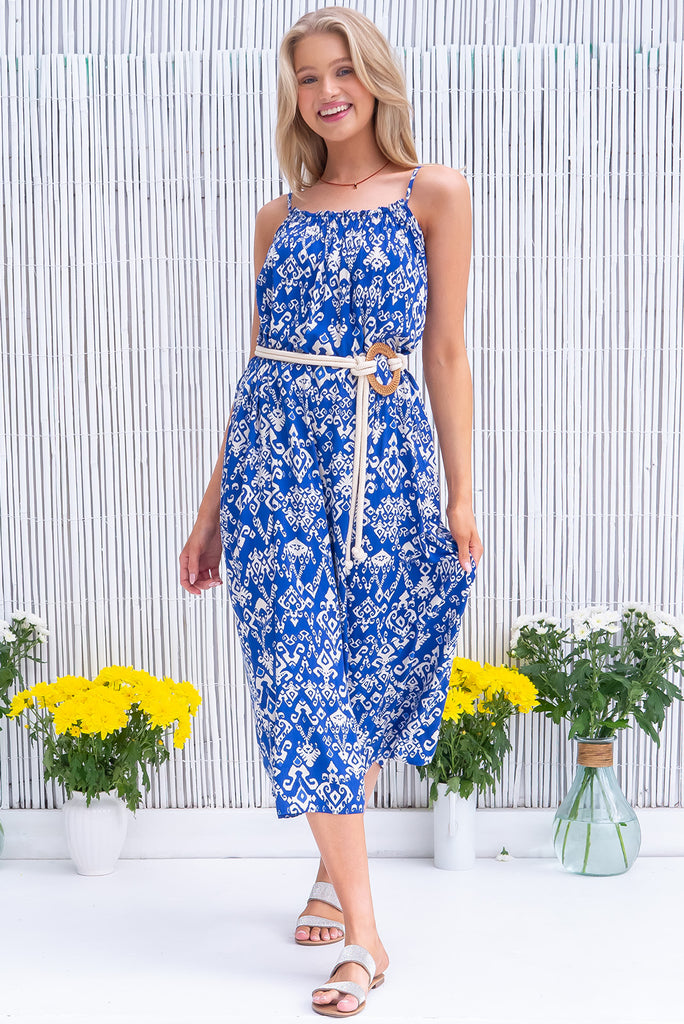 This breezy halter neck dress features a blue and white island print that will make you feel like you’re on a never-ending vacation. Its oversized slip-on style and side pockets make it both comfortable and stylish. 