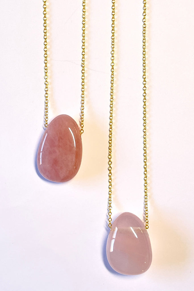 The Pendant Pebble Peach Quartz is a lovely soft splash of summer colour in a natural semi precious stone.