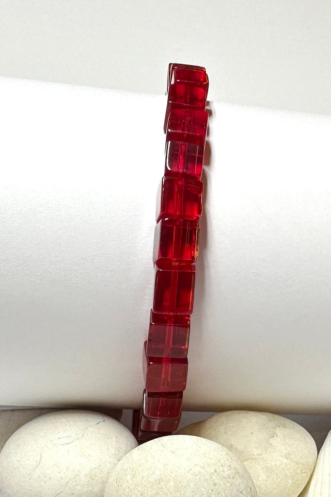 Perfectly easy and so chic this bracelet of clear bright red glass square bead on a stretch band