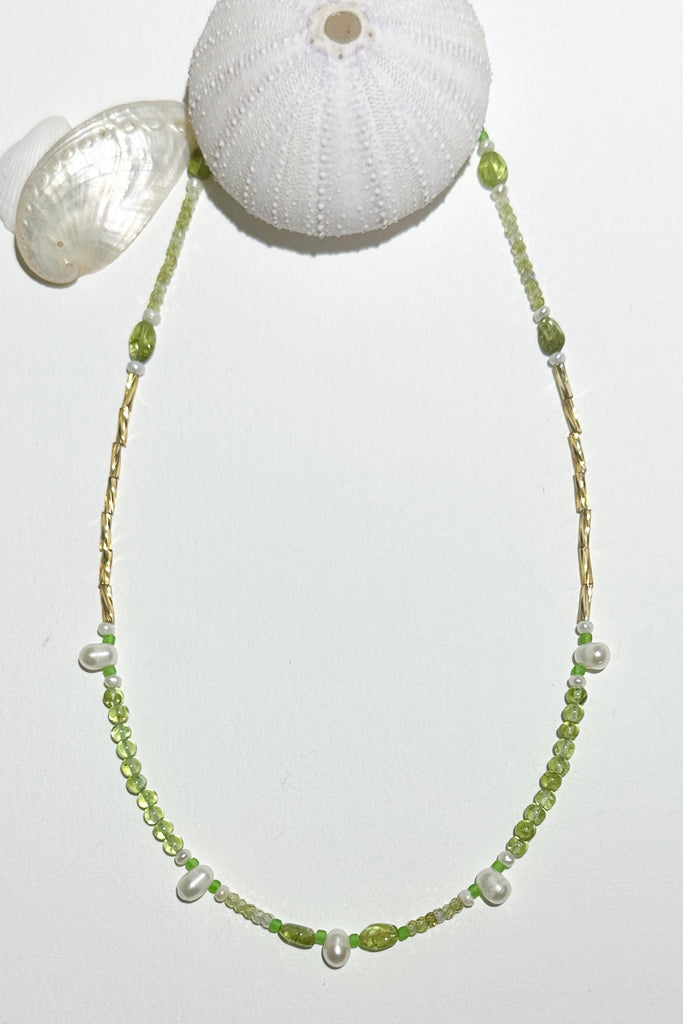Tiny pearls float on a thread of Peridot beads in the softest green, a necklace to feel the calm of the islands palm trees.

Freshwater pearls.
Peridot beads