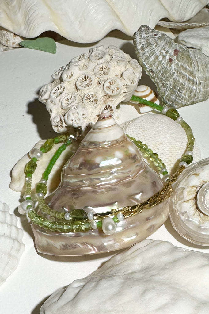 Tiny pearls float on a thread of Peridot beads in the softest green, a necklace to feel the calm of the islands palm trees.

Freshwater pearls.
Peridot beads
