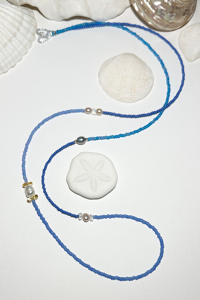 Necklace Cay Island Gentle Blue is a touch of the clear blue seas, white sand and a pretty pearl. A longer necklace that can be slipped over your head.

Freshwater pearl, citrine and rock crystal beads.
Glass seed beads.
A longer style necklace.