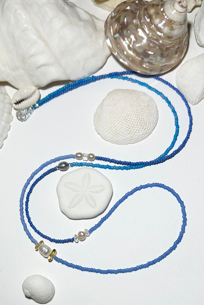 Necklace Cay Island Gentle Blue is a touch of the clear blue seas, white sand and a pretty pearl. A longer necklace that can be slipped over your head.

Freshwater pearl, citrine and rock crystal beads.
Glass seed beads.
A longer style necklace.