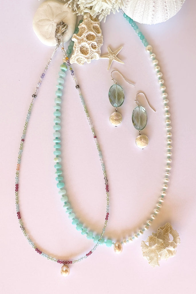 A Pretty pearl strung on a necklace of tiny faceted gemstone beads, Its chic and delicate and perfect for summer.

Freshwater pearl.
Topaz, Peridot, CZ and quartz crystal beads.&nbsp;