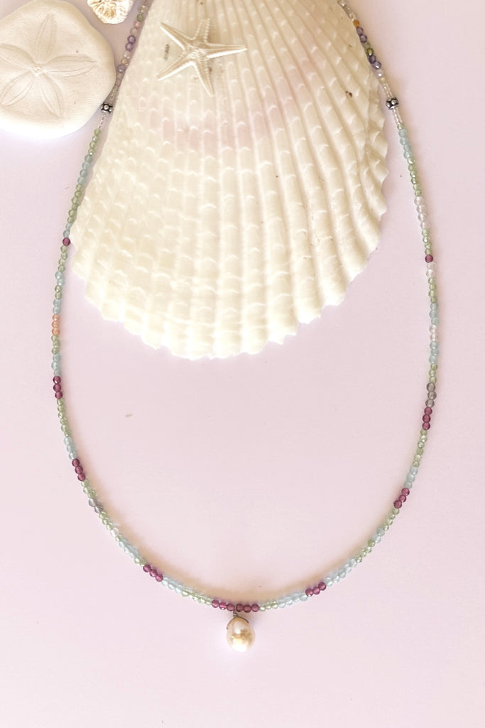 A Pretty pearl strung on a necklace of tiny faceted gemstone beads, Its chic and delicate and perfect for summer.

Freshwater pearl.
Topaz, Peridot, CZ and quartz crystal beads.&nbsp;