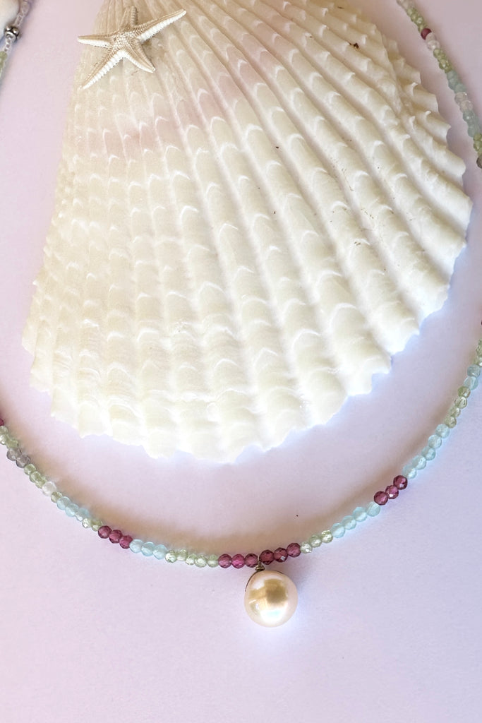 A Pretty pearl strung on a necklace of tiny faceted gemstone beads, Its chic and delicate and perfect for summer.

Freshwater pearl.
Topaz, Peridot, CZ and quartz crystal beads.&nbsp;