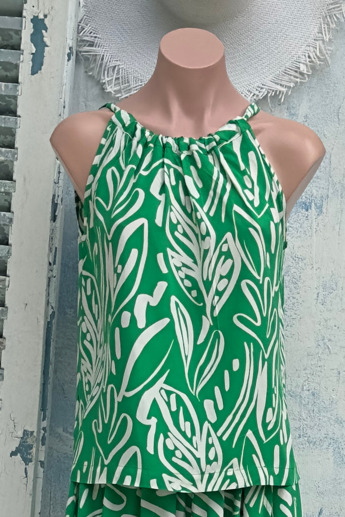 Add some island vibes to your wardrobe with the Nuance Verde Tie Top. This playful top features a green and white print and an adjustable neckline for a customizable fit. The bloused cut adds a relaxed, effortless look.