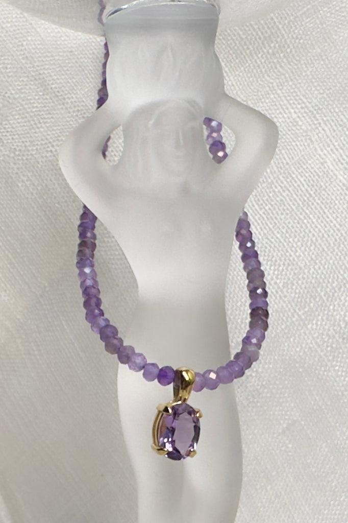 A romantic Amethyst necklace, it is perfectly set between a modern chic and classic romantic style. This pretty piece has a faceted Amethyst gemstone set in 9ct gold vermeil as the centrepiece.&nbsp;