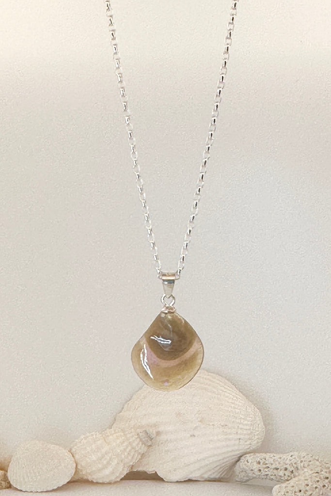 <span data-mce-fragment="1">&nbsp;</span><span data-mce-fragment="1">This opalised shell pendant has the distinctive natural curvature of a shell</span>