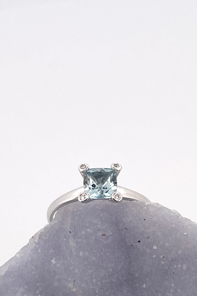 Aquamarine gemstone set ring, in 925 silver 