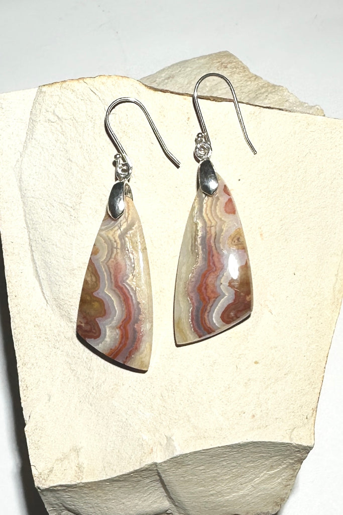 Pink and rust Lace Agate.&nbsp;

925 silver hook earrings.