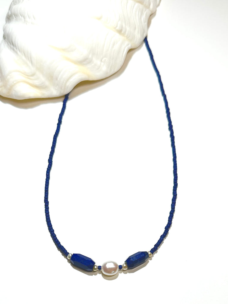 A necklace with a Pearl moon and the deep blue sea, a tropical night sky and a luminescent Pearl, we are dreaming of cool waters and island romance.
4 natural Lapis Lazuli beads.