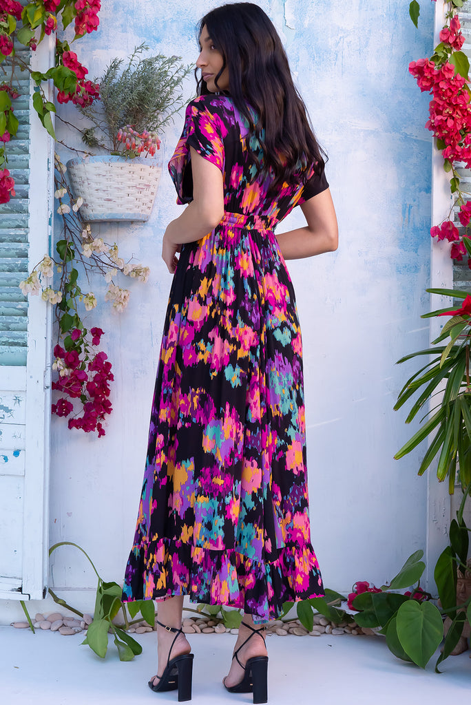 The Linden Art Class Maxi Dress is a gorgeous black maxi dress with a multicoloured splash print. The dress features dolman sleeves, an elasticated and drawstring empire line, v-neckline, and side pockets. Made from crinkle rayon. 