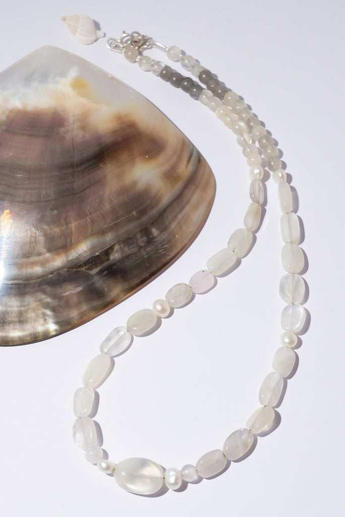A shimmering swirl of misty moonstone our Necklace Cay Pearly Moon will add a touch of magic to your outfit.