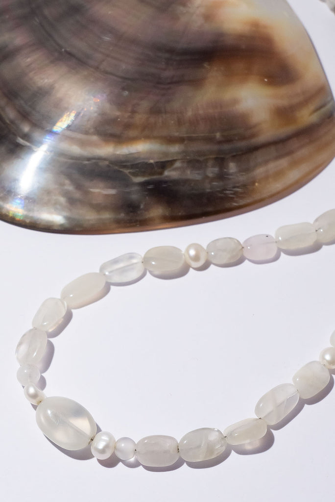 A shimmering swirl of misty moonstone our Necklace Cay Pearly Moon will add a touch of magic to your outfit.