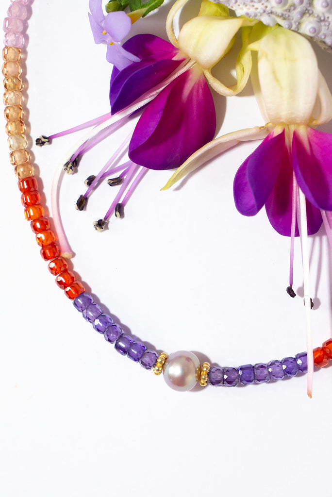 The prettiest sparkle of colour, in four gorgeously chic colours these tiny faceted stones hug a central pale bronze pearl.