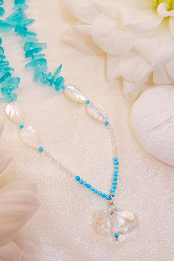 The Necklace Gemstone Atoll 3 is a gorgeous handmade gemstone necklace with quartz crystal, natural turquoise, blue howlite (treated), mother of pearl, apatite (treated), moonstone, quartz. 