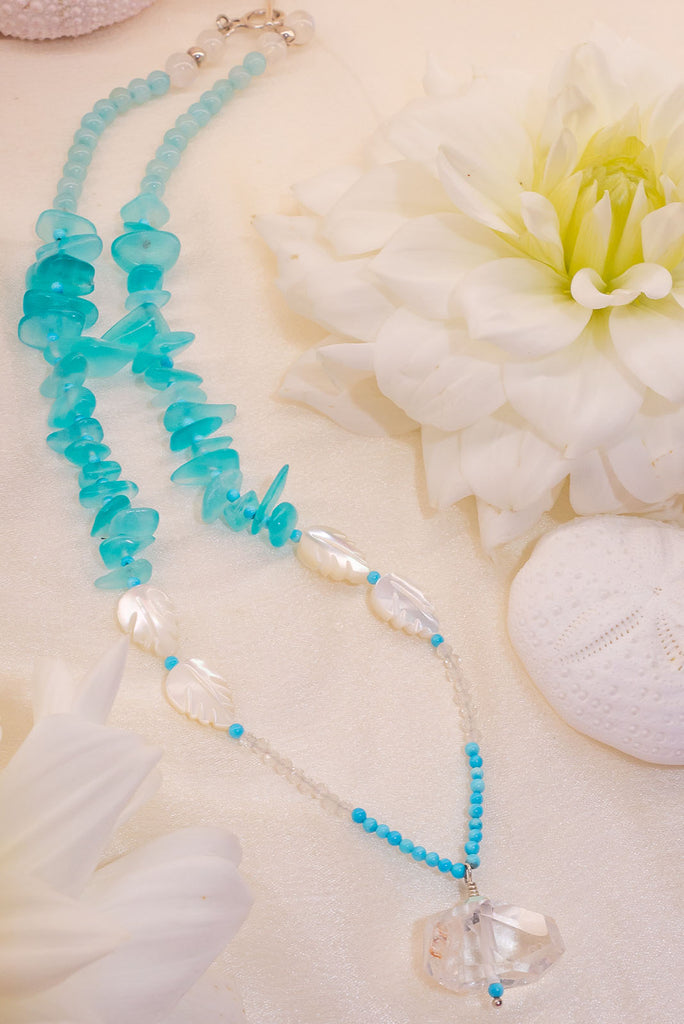 The Necklace Gemstone Atoll 3 is a gorgeous handmade gemstone necklace with quartz crystal, natural turquoise, blue howlite (treated), mother of pearl, apatite (treated), moonstone, quartz. 