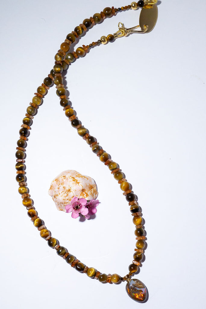 Discover the magic of Australian Matrix opal with our shimmering Necklace Gemstone Golden Sarabi. Every angle brings a different flash of colour with gold, red, green and dark blue all hiding within this gorgeous piece.