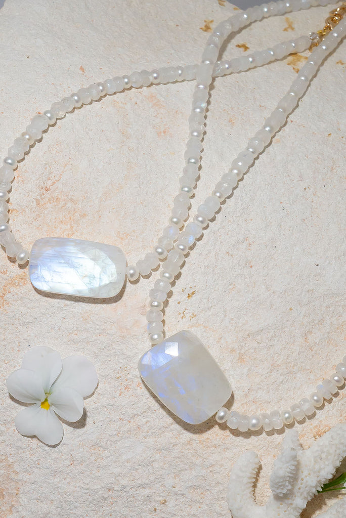Fall under the spell of this shimmering moonstone necklace with it’s gorgeous rainbow of colour play.