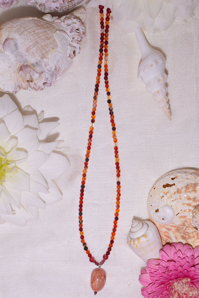 The Necklace Gemstone Spice 1 is a gorgeous handmade gemstone necklace with carnelian and natural sunstone.