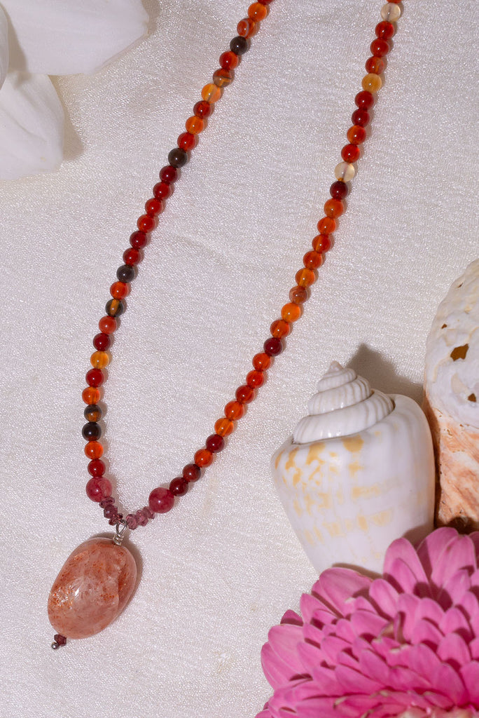 The Necklace Gemstone Spice 1 is a gorgeous handmade gemstone necklace with carnelian and natural sunstone.