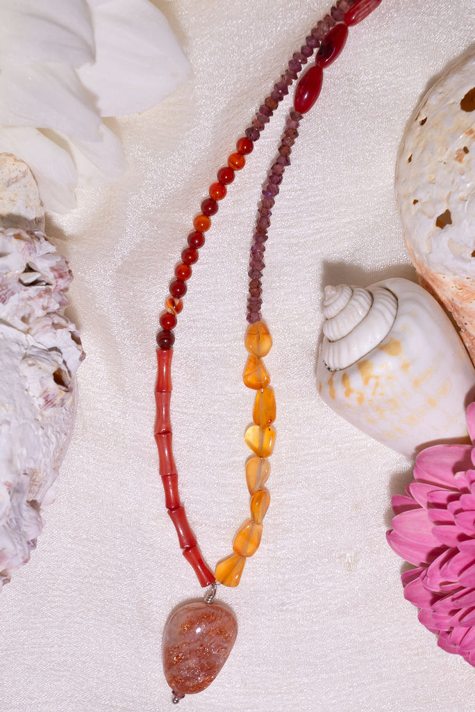 The Necklace Gemstone Spice 2 is a gorgeous handmade gemstone necklace with carnelian, natural sunstone, red coral (colour treated), rhodolite garnet and raspberry quartz (colour treated).