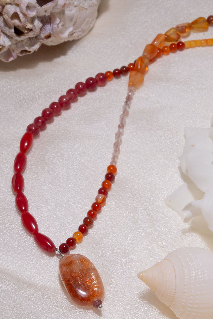 The Necklace Gemstone Spice 3 is a gorgeous handmade gemstone necklace with carnelian, natural sunstone, red coral (colour treated), orange coral (colour treated), created sunstone and raspberry quartz (colour treated).