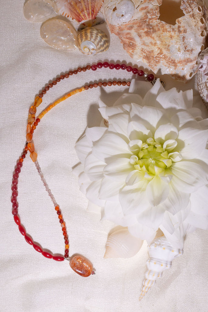 The Necklace Gemstone Spice 3 is a gorgeous handmade gemstone necklace with carnelian, natural sunstone, red coral (colour treated), orange coral (colour treated), created sunstone and raspberry quartz (colour treated).