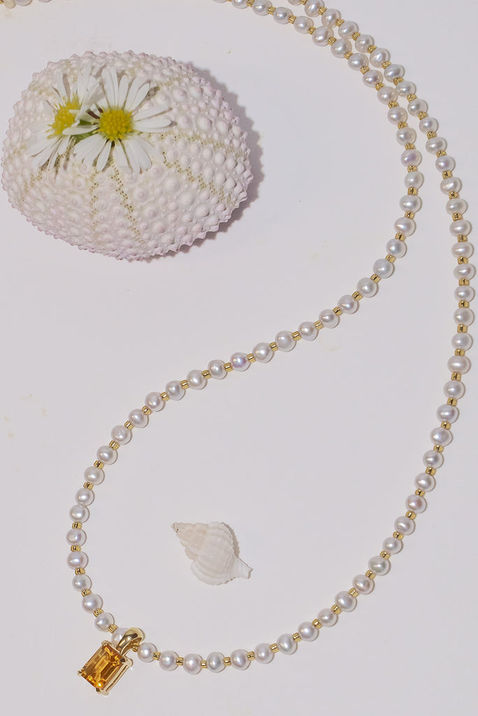 Like the morning sunrise over a calm sea, this pearl necklace has a perfect citrine stone as a centrepiece it is perfectly set between ocean romance and modern chic.&nbsp;