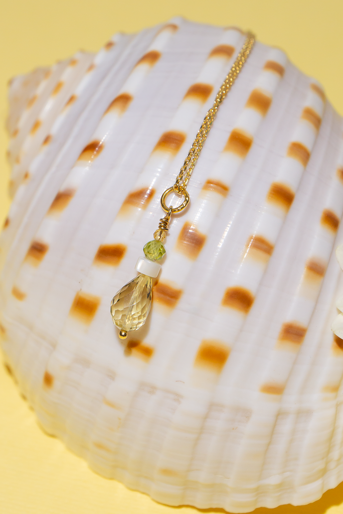 This naturally sourced, precious gemstone necklace exudes a vibrant zest for elegance and natural beauty.