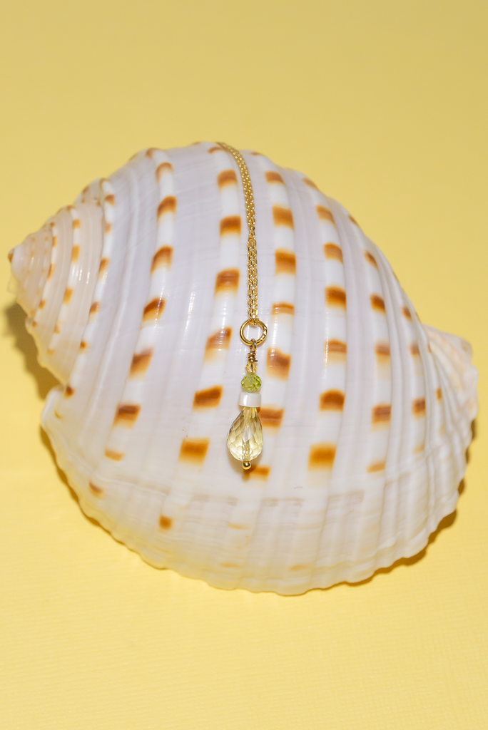 This naturally sourced, precious gemstone necklace exudes a vibrant zest for elegance and natural beauty.