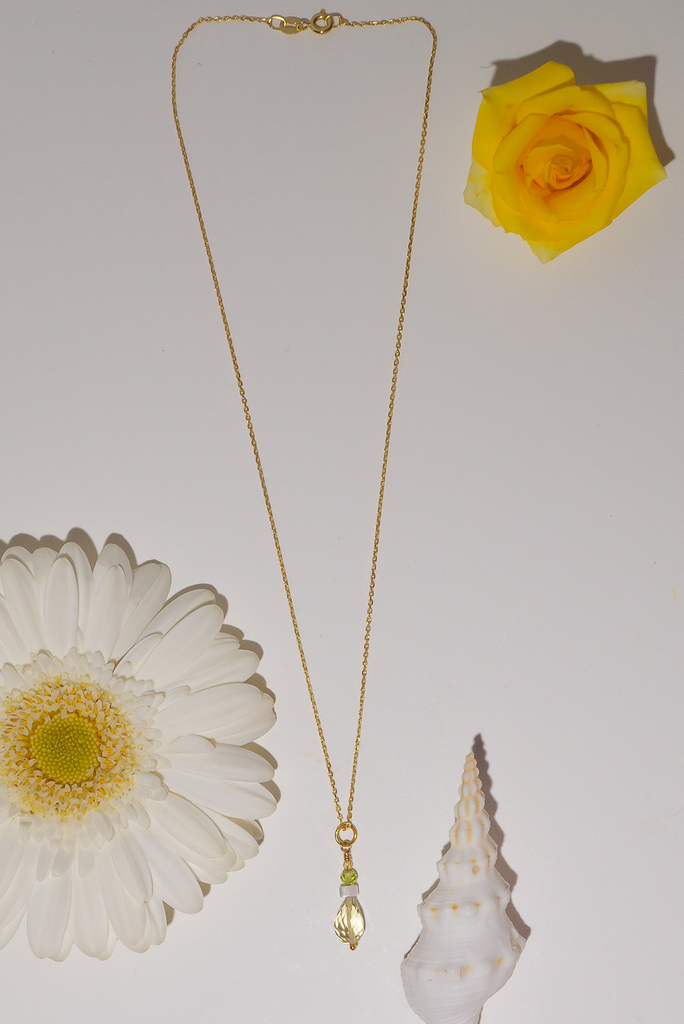 This naturally sourced, precious gemstone necklace exudes a vibrant zest for elegance and natural beauty.