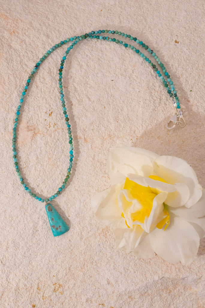 Discover the beauty of natural turquoise with our delicate Necklace Turquoise Nava Elv.