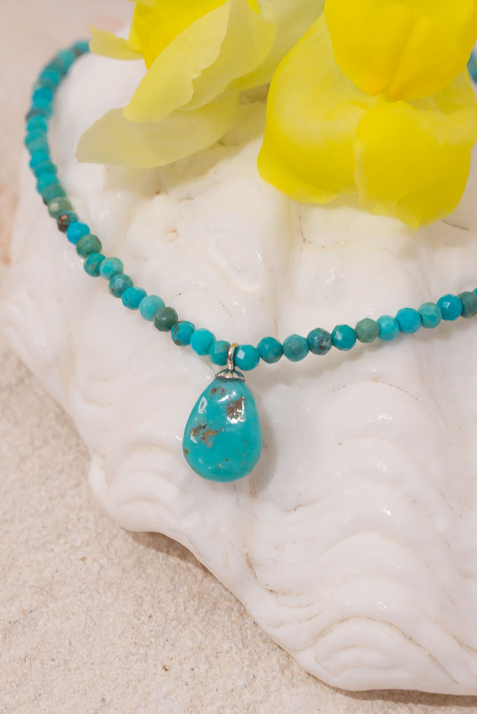 The perfect balance of delicate & bold this gorgeous natural turquoise necklace lets it’s intense colour steal the show.